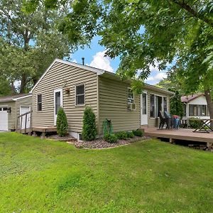 Lakefront, Wildlife Cabin Retreat - Pelican Bay Cabin Villa Lindstrom Exterior photo