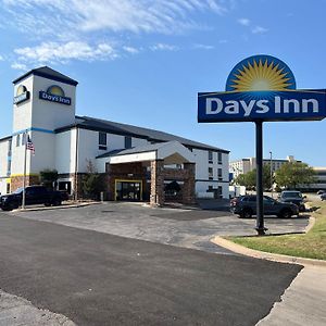 Days Inn By Wyndham Tulsa Central Exterior photo