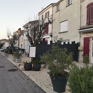 Logis Hotel & Restaurant Le Saint Savinien Exterior photo