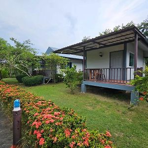 Ruentonnum Amphawa Hotel Exterior photo