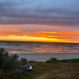 Beach Living - “A Bit Of Mykonos Near Mordialloc!” Lejlighed Aspendale Exterior photo