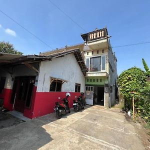 Spot On 93999 Kost Ibu Joko Syariah Hotel Lawang Exterior photo