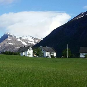 Dønhaug Gjestegard Bed and Breakfast Uskedalen Exterior photo