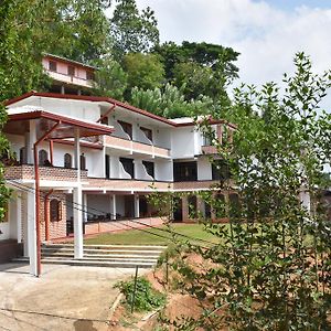 Mahaweli Regent Hotel Kandy Exterior photo