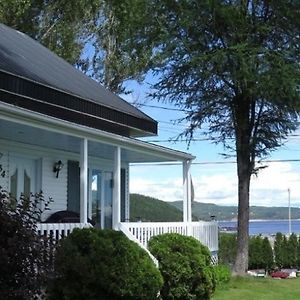 Gite De La Colline Bed and Breakfast Baie-Sainte-Catherine Exterior photo