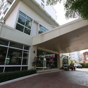 The Royalbee Aparthotel Bangkok Exterior photo