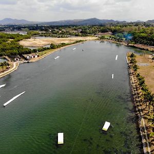 Lago De Oro Hotel Batangas Exterior photo