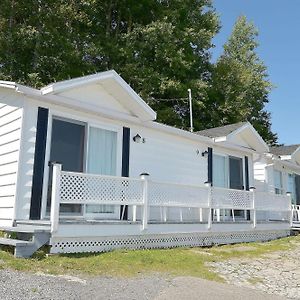 Motels Chalets Flots-Bleus Saint-Siméon Exterior photo