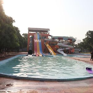 Oyo 30450 Aamrapaali Water Park Hotel Kakori Exterior photo