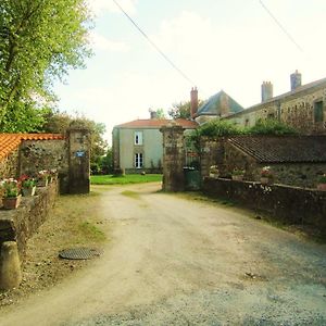 Le Manoir "Aux Douves" Bed and Breakfast Bazoges-en-Paillers Exterior photo