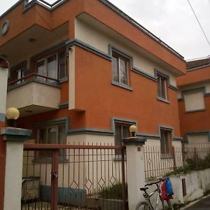 Quiet Garden House Only For Medium & Long Term Lejlighed Lalitpur Exterior photo