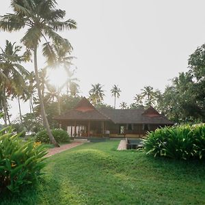 Vismaya Lake Heritage Hotel Turavūr Exterior photo