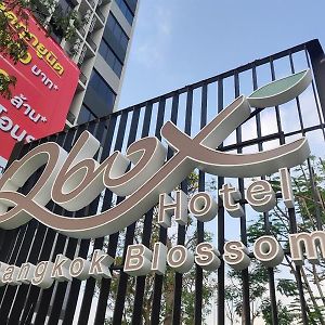 Q-Box Hotel Bangkok Blossom Exterior photo