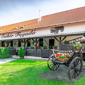 Szeker Fogado Bed and Breakfast Bátonyterenye Exterior photo