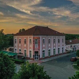 Koeroes Panzio Es Etterem Hotel Gyomaendrőd Exterior photo